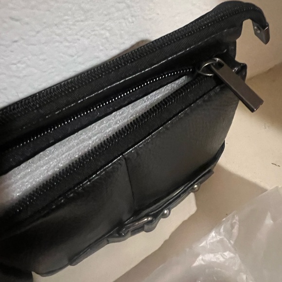Brand new. Crossbody zippered adjustable strap bag. - Picture 7 of 10